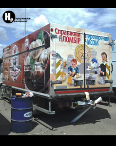 приклеить самоклейку харьков,  монтаж рекламы