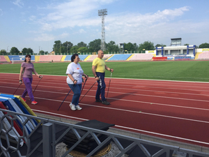   Обучаю скандинавской ходьбе.