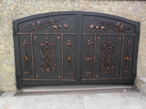 Створюємо надійні огорожі та навіси для вашого будинку та бізнесу